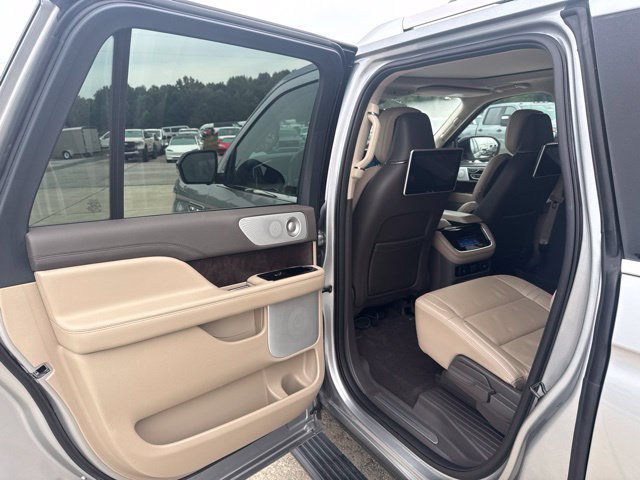 Used 2023 Lincoln Navigator L Reserve AWD/4WD image 15