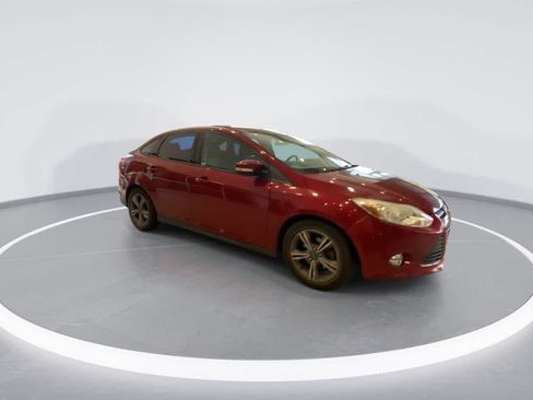 Used 2014 Ford Focus SE w/ SE Sport Package FWD image 2