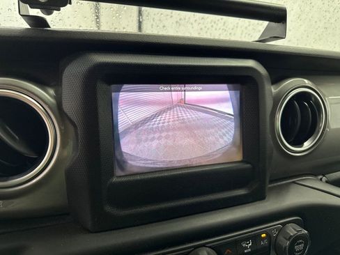 Used 2018 Jeep Wrangler Unlimited Sahara AWD/4WD image 28