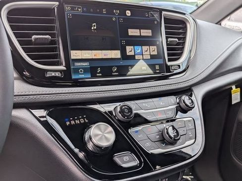New 2027 Chrysler Pacifica Select FWD image 22