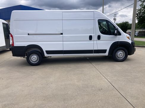 Used 2024 RAM ProMaster 2500 w/ Convenience Group FWD image 4