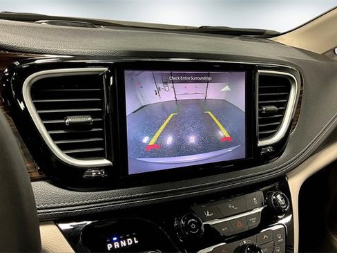 Used 2023 Chrysler Pacifica Limited image 15