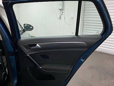 Used 2019 Volkswagen Golf SE image 14