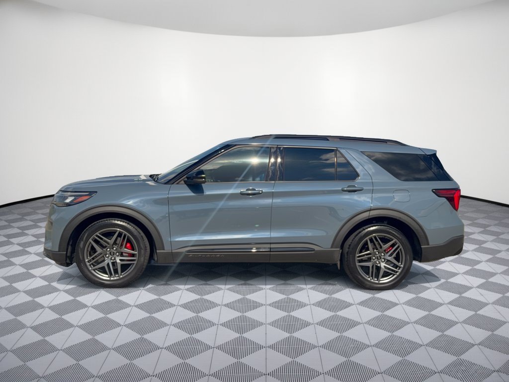 Used 2025 Ford Explorer ST AWD/4WD image 2