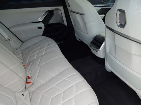 Certified 2023 BMW 760i xDrive w/ Executive Package AWD/4WD image 31