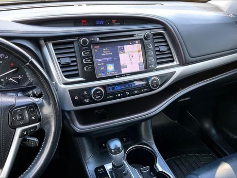 Used 2017 Toyota Highlander XLE AWD/4WD image 6