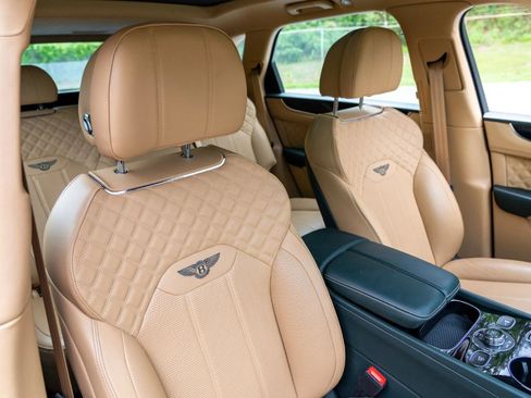 Used 2021 Bentley Bentayga AWD/4WD image 23