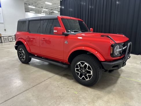 Used 2024 Ford Bronco Outer Banks image 2