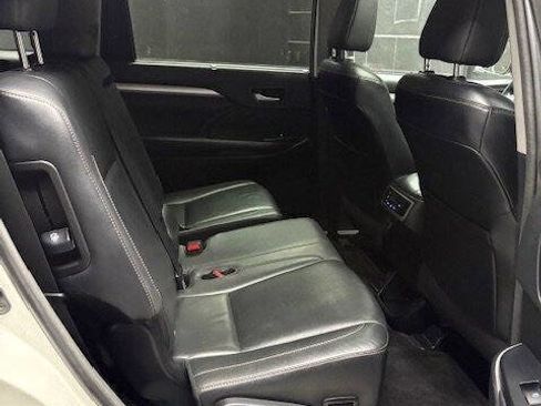 Used 2016 Toyota Highlander XLE image 19