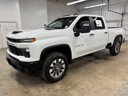Used 2024 Chevrolet Silverado 2500 Custom AWD/4WD image 3