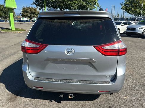 Used 2017 Toyota Sienna XLE image 4