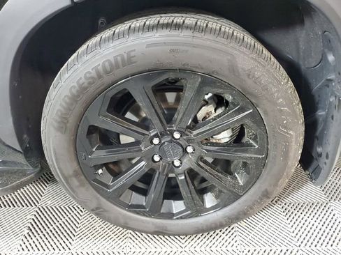 Used 2025 Toyota Highlander XLE image 11