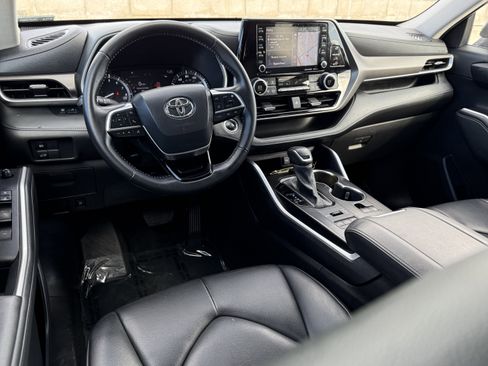 Used 2020 Toyota Highlander XLE image 29