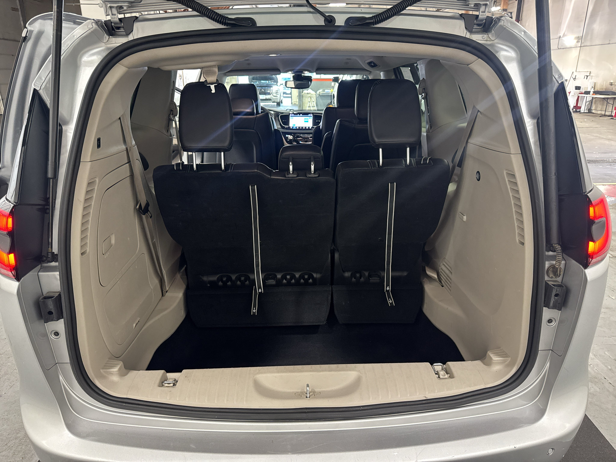 Used 2024 Chrysler Pacifica Limited FWD image 29