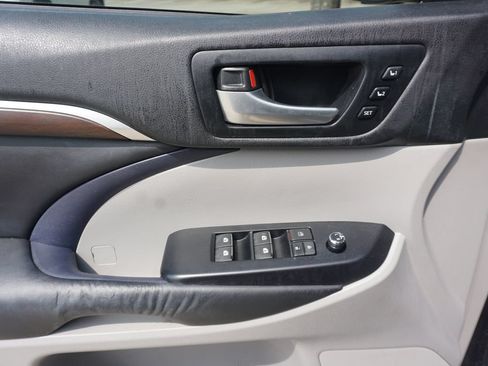 Used 2015 Toyota Highlander Limited w/ Driver Technology Package FWD image 3