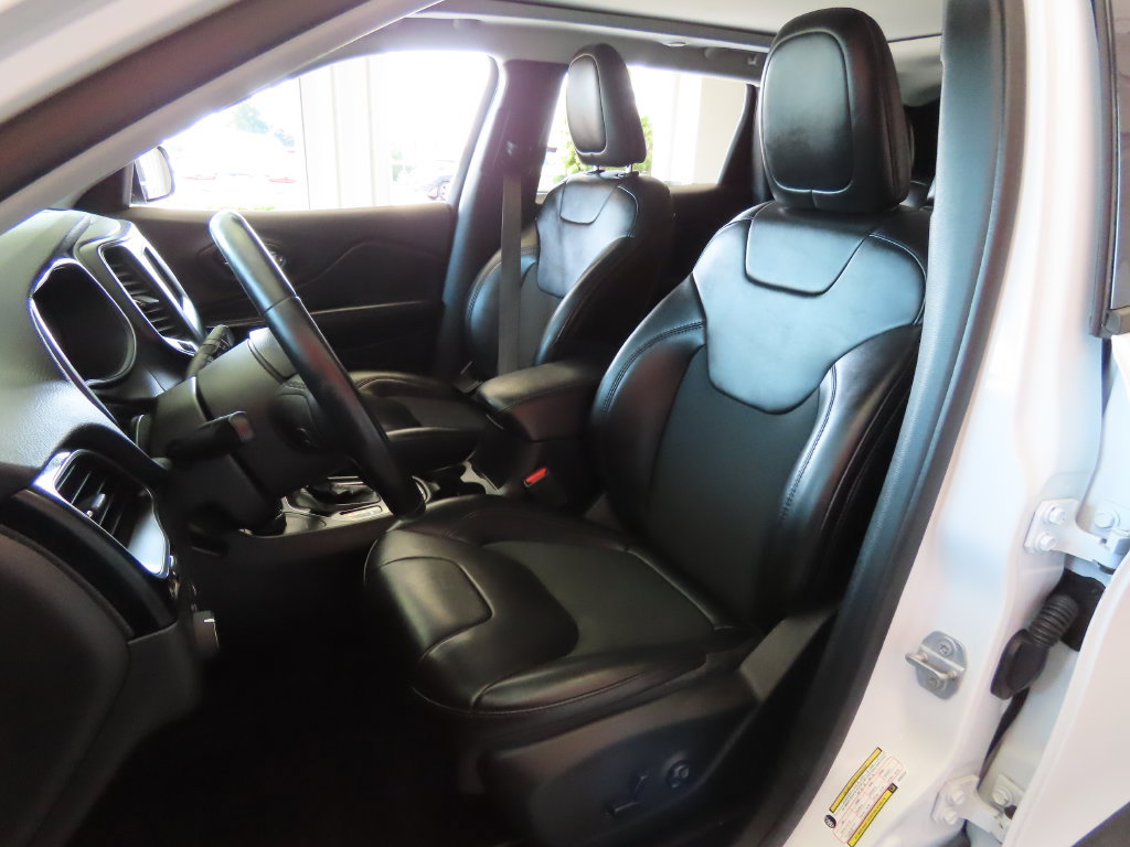 Used 2019 Jeep Cherokee Latitude Plus AWD/4WD image 23