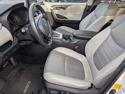 Used 2021 Toyota RAV4 XLE Premium image 27