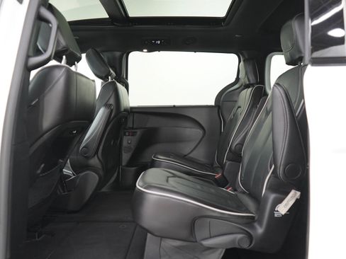 Used 2025 Chrysler Pacifica Limited FWD image 20