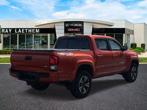 Used 2017 Toyota Tacoma TRD Off-Road image 5