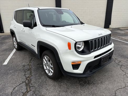 Used 2023 Jeep Renegade Latitude image 2