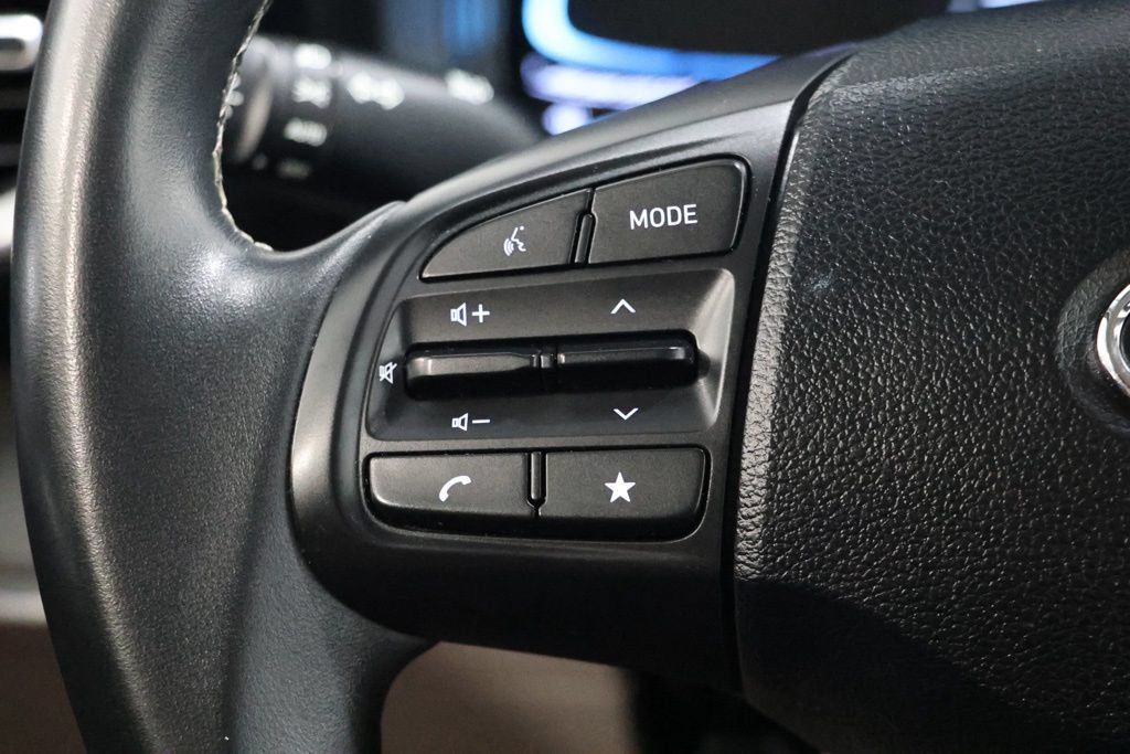 Used 2025 Hyundai Venue SEL FWD image 18