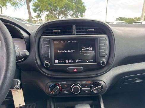 Used 2025 Kia Soul LX w/ LX Technology Package FWD image 25