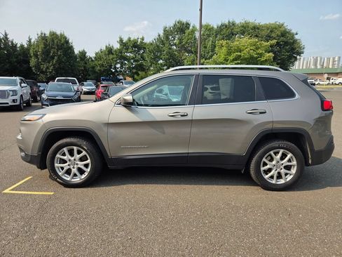 Used 2017 Jeep Cherokee Latitude w/ Cold Weather Group AWD/4WD image 4