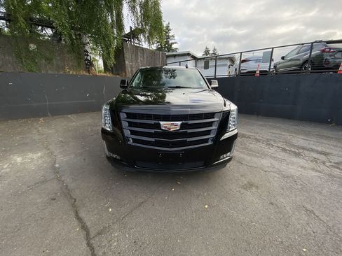 Used 2019 Cadillac Escalade ESV Luxury AWD/4WD image 9