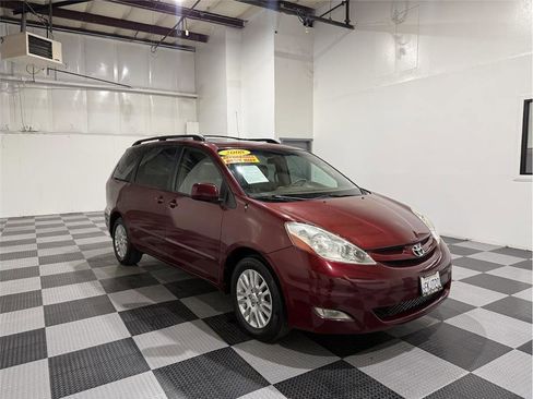Used 2008 Toyota Sienna XLE image 2