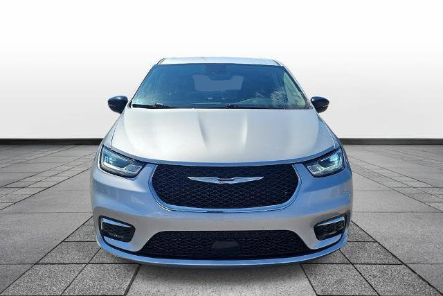 Used 2024 Chrysler Pacifica Touring-L FWD image 2