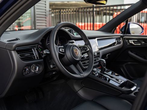 Certified 2026 Porsche Macan AWD/4WD image 4
