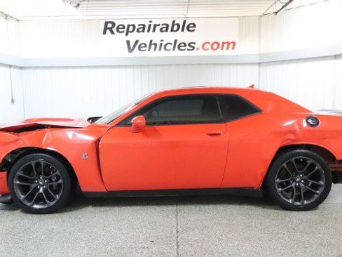 Used 2016 Dodge Challenger SRT RWD image 1