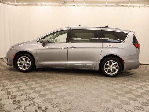 Used 2020 Chrysler Pacifica Limited image 2