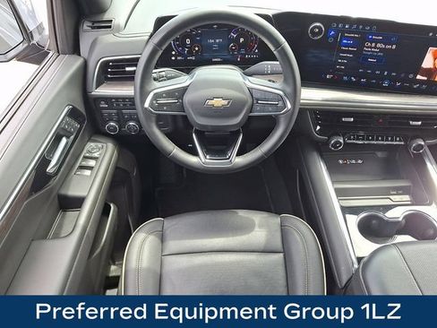 Used 2025 Chevrolet Suburban Premier AWD/4WD image 3