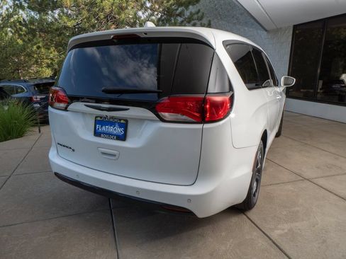 Used 2020 Chrysler Pacifica Touring w/ S Appearance Package FWD image 6