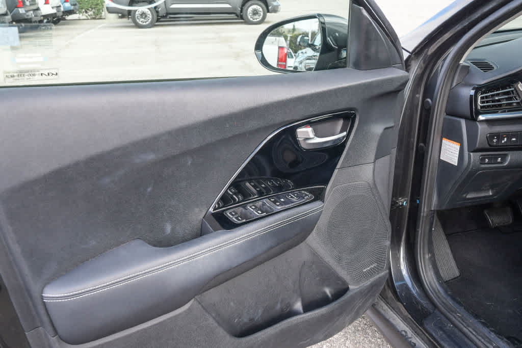 Used 2022 Kia Niro EX FWD image 27
