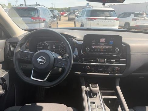 Used 2025 Nissan Pathfinder SV AWD/4WD image 14