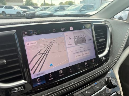 Used 2023 Chrysler Pacifica Limited FWD image 16
