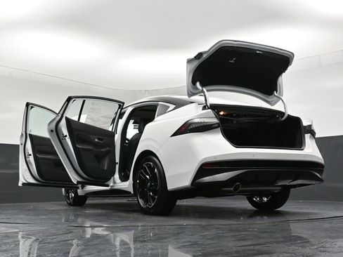 New 2026 Nissan Sentra SR w/ SR Premium Package FWD image 37