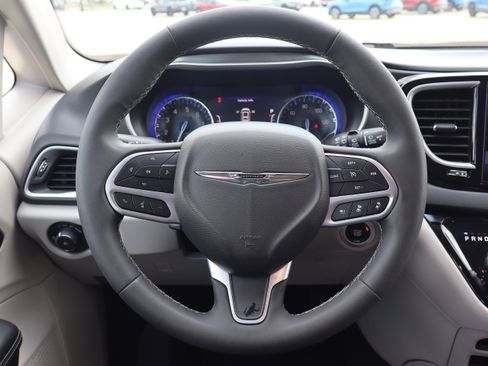 Used 2024 Chrysler Pacifica Touring-L FWD image 16
