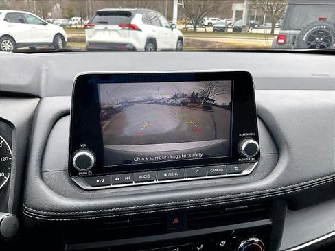 Used 2025 Nissan Rogue S AWD/4WD image 19