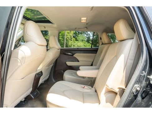 Used 2022 Toyota Highlander XLE FWD image 14