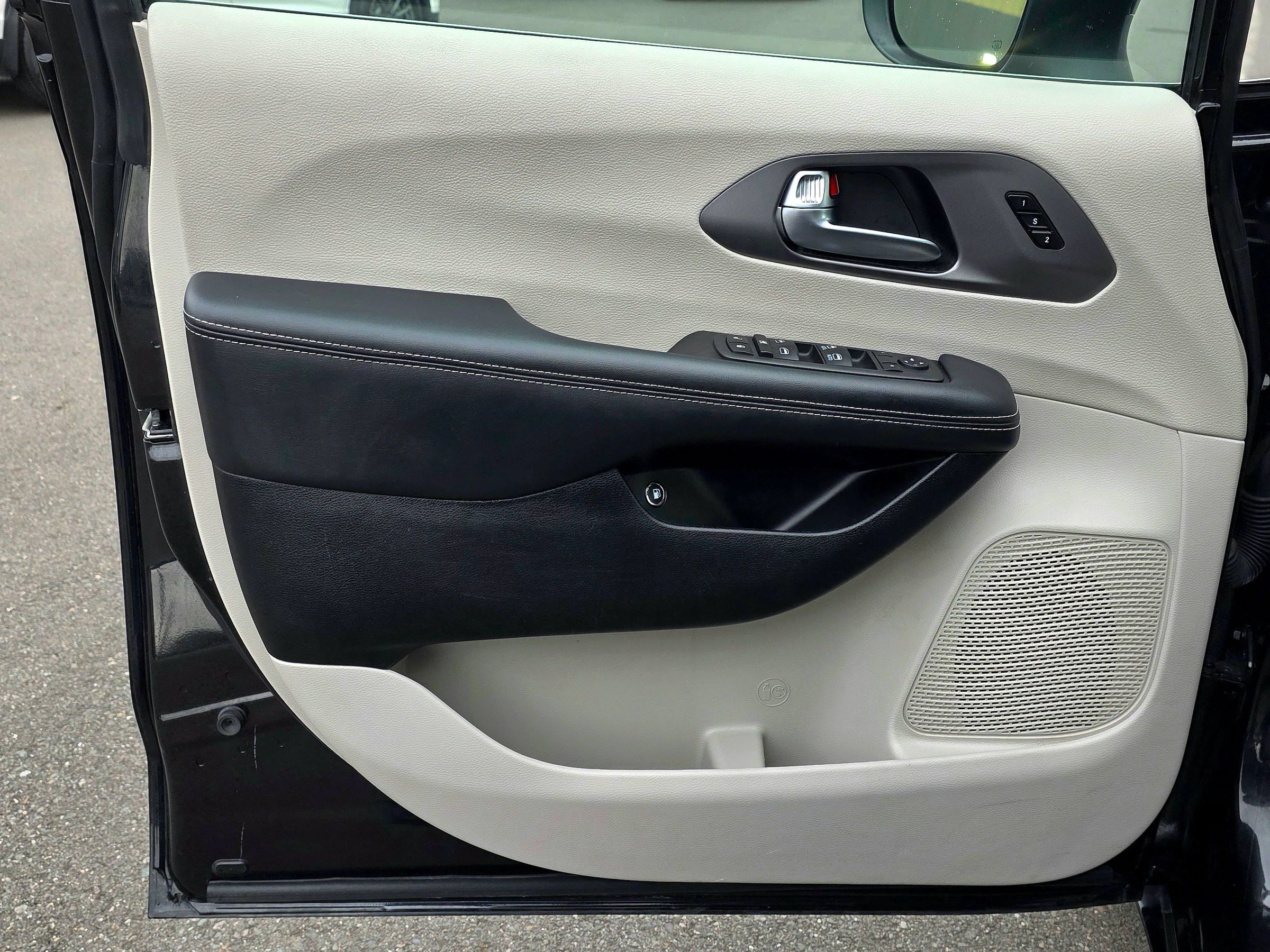 Used 2023 Chrysler Pacifica Touring-L FWD image 37