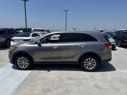 Used 2016 Kia Sorento FWD image 2