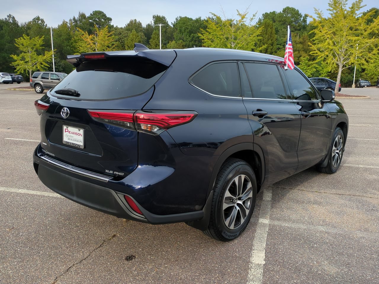 Used 2022 Toyota Highlander XLE AWD/4WD image 4