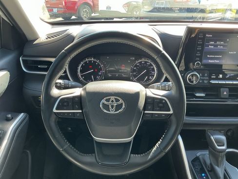 Used 2022 Toyota Highlander XLE AWD/4WD image 33