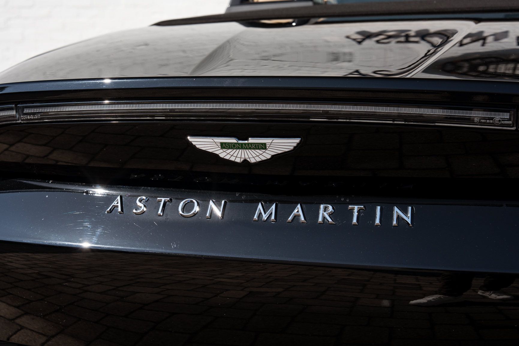 Used 2023 Aston Martin V8 Vantage Roadster RWD image 23