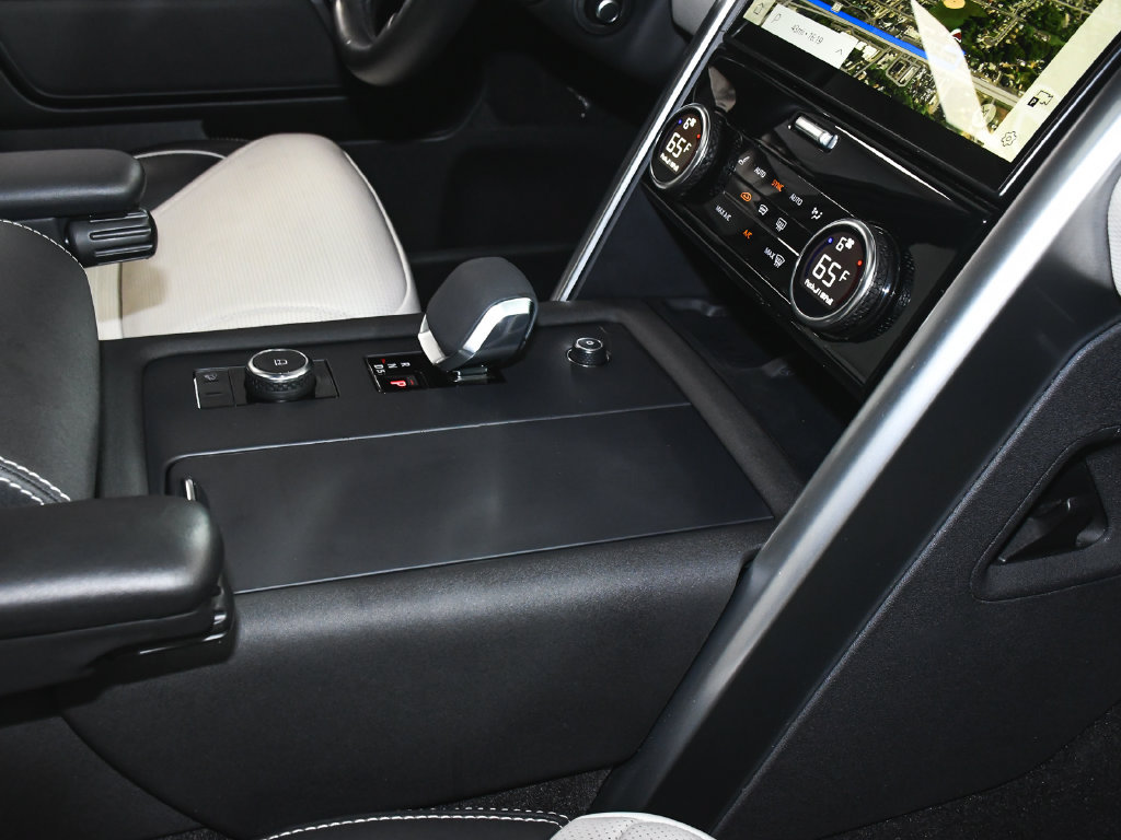 Used 2024 Land Rover Discovery Dynamic SE AWD/4WD image 70
