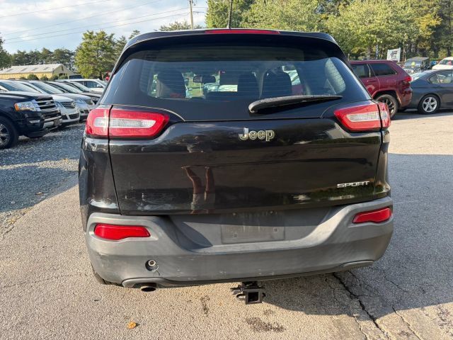Used 2016 Jeep Cherokee Sport FWD image 4
