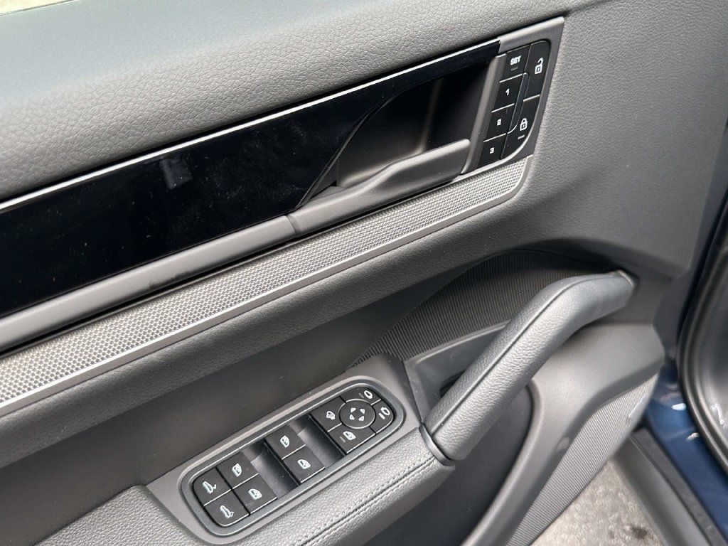 Used 2026 Porsche Cayenne AWD/4WD image 18